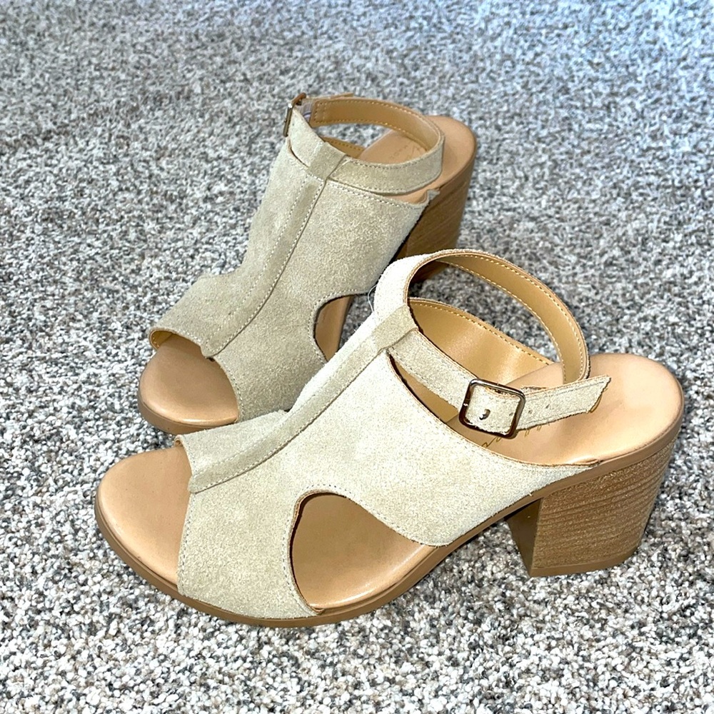Avellini Suede Sling back heel NWOT